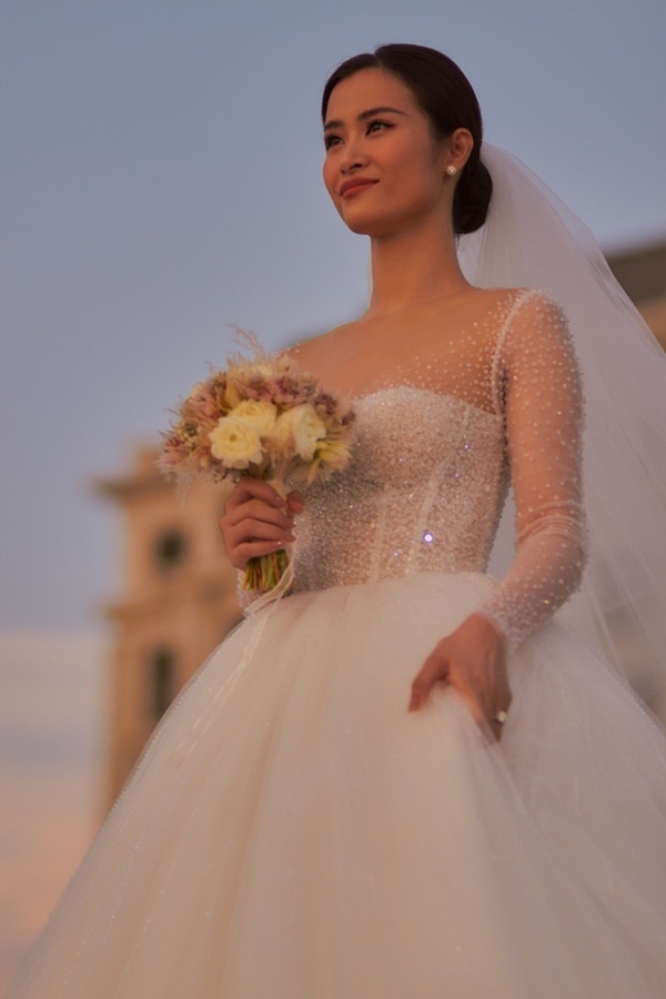 Cận cảnh váy cưới 100 triệu thiết kế riêng cô dâu Hạnh Trần