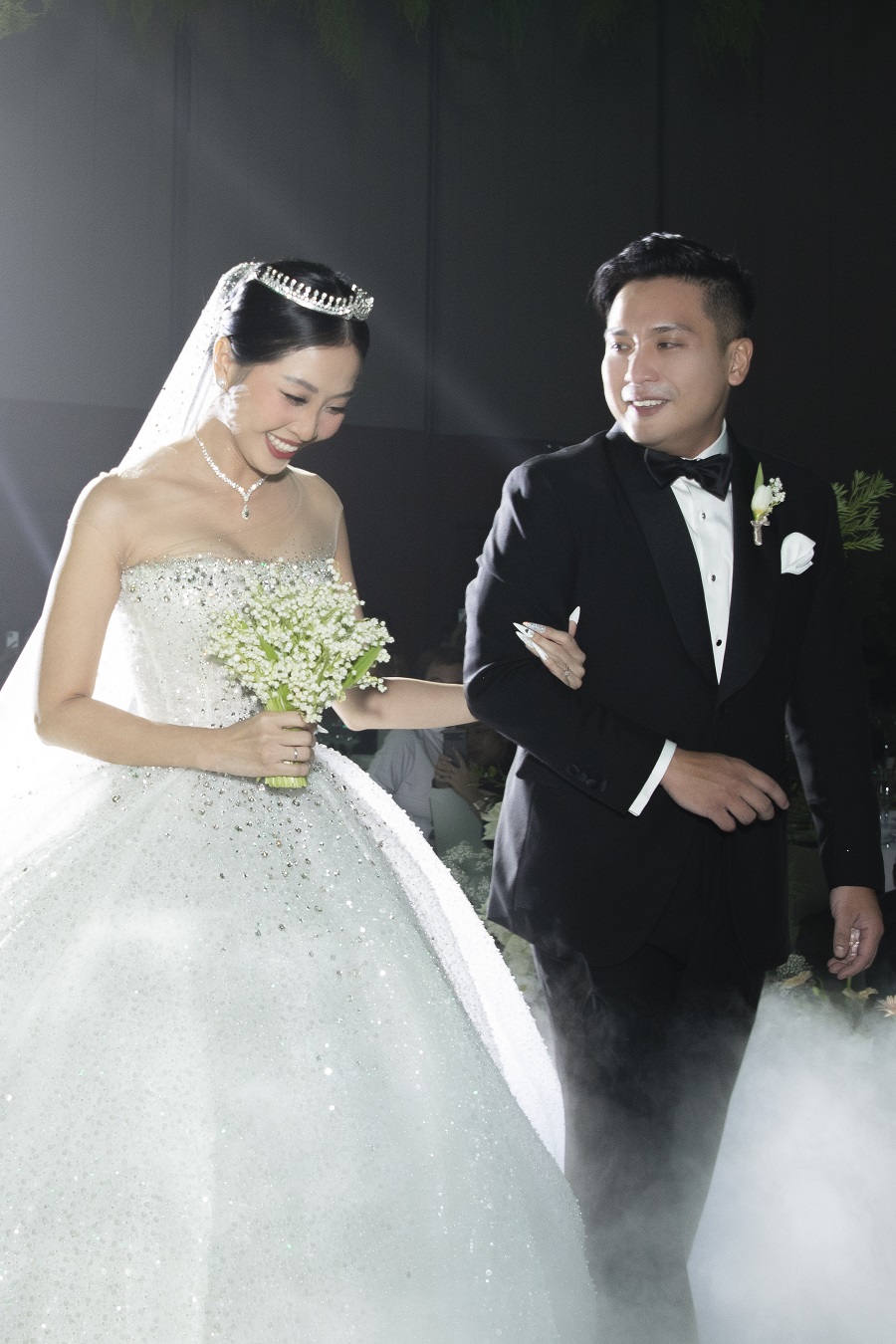 Váy cưới cô dâu trễ vai lấp lánh tùng xoè (xem thêm mẫu trên page f.b) - Áo  cưới | ThờiTrangNữ.vn