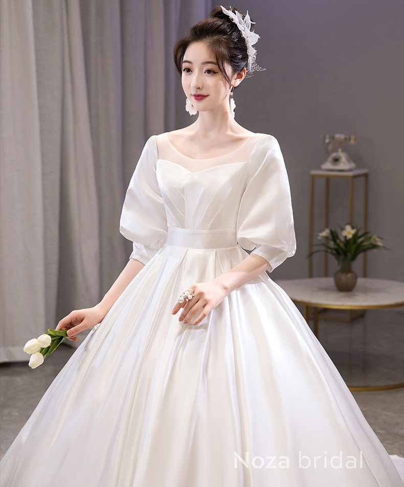 Váy cưới công chúa tay phồng, chất liệu satin cao cấp.