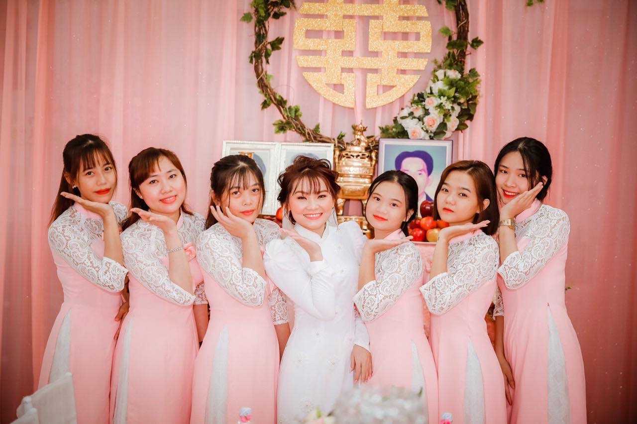 AD Bưng Quả/Váy Phù Dâu Tơ Hồng