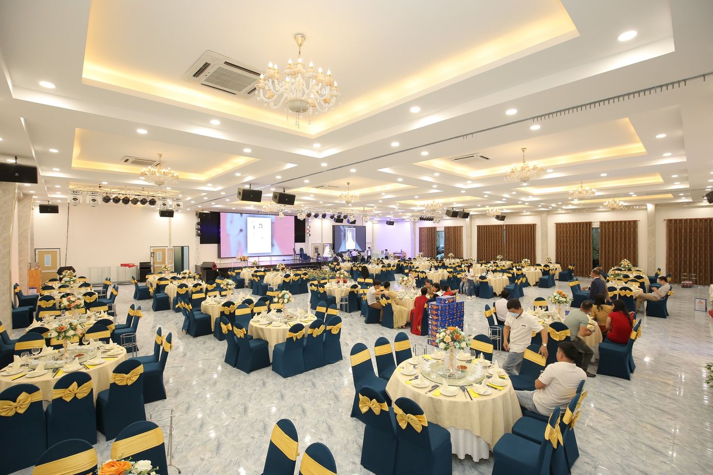 Hội Nghị Tiệc Cưới Cọ Dầu Center